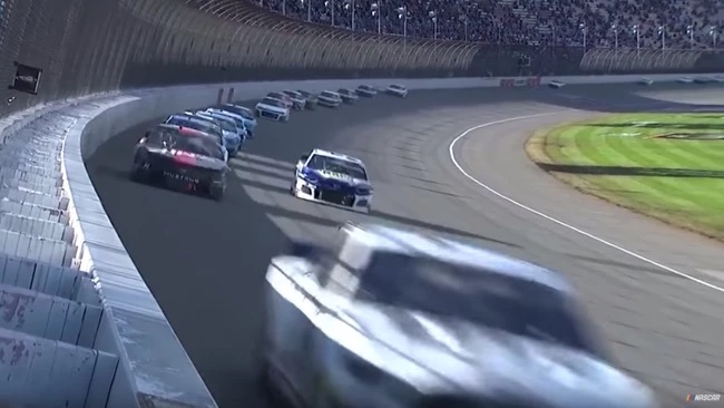 Ett led av racingbilar i ett NASCAR-race